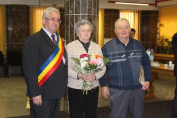 Zeci de „cupluri de aur” au fost premiate la Primăria Suceava, la împlinirea a 50 de ani de căsătorie