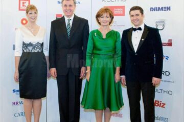 Tenorul Teodor Ilincăi (dreapta), originar din comuna suceveană Mălini, învestit cu Ordinul Coroana României în grad de Cavaler, prin hotărârea Majestății Sale Regele Mihai I al României