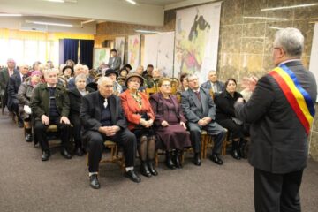 Zeci de „cupluri de aur” au fost premiate la Primăria Suceava, la împlinirea a 50 de ani de căsătorie