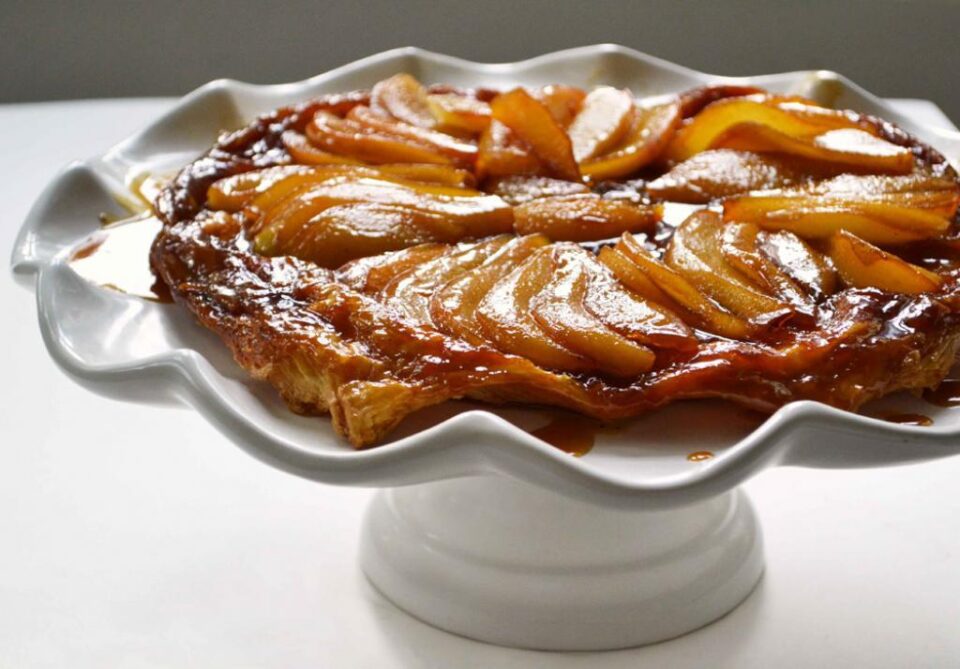 Tarta Tatin cu caise din compot. Foto: dinnerwithjulie.com