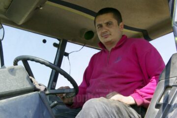 Vasile Costan nu a renunțat la principala sa ocupație, agricultura
