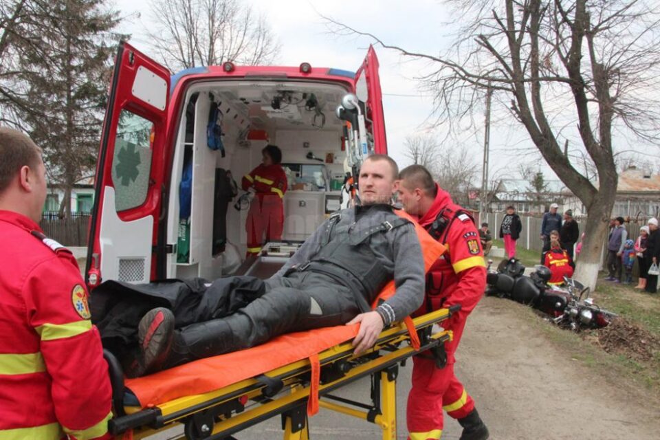 Bărbatul de 41 de ani de pe motocicletă a fost preluat de un echipaj SMURD