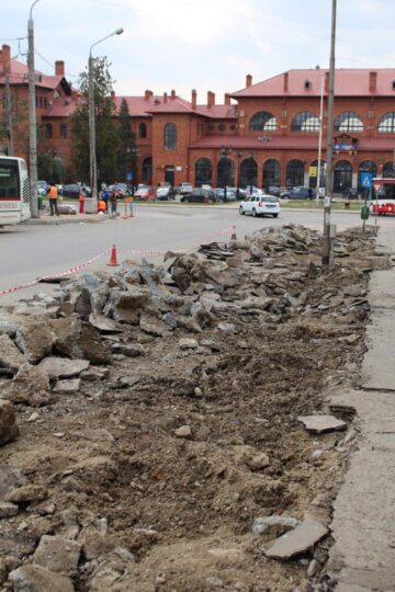Strada din fața Gării Burdujeni va fi lărgită, pentru a fi create locuri de parcare pe ambele laterale