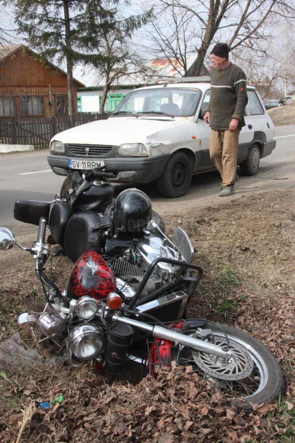În urma impactului motocicleta a fost aruncată în șanțul de lângă drum