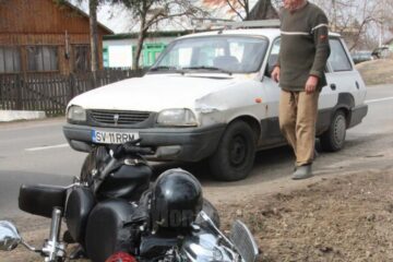 În urma impactului motocicleta a fost aruncată în șanțul de lângă drum