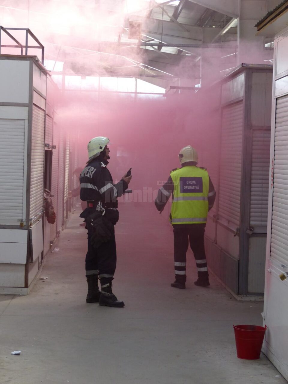 Incendiu urmat de explozii pirotehnice, în cadrul unui exercițiu tactic al pompierilor, în bazarul din Suceava