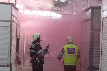 Incendiu urmat de explozii pirotehnice, în cadrul unui exercițiu tactic al pompierilor, în bazarul din Suceava