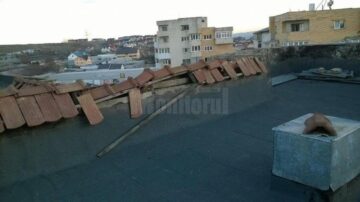 Bloc fără acoperiș, pentru că vecinii și asociația refuză să se implice în repararea sa