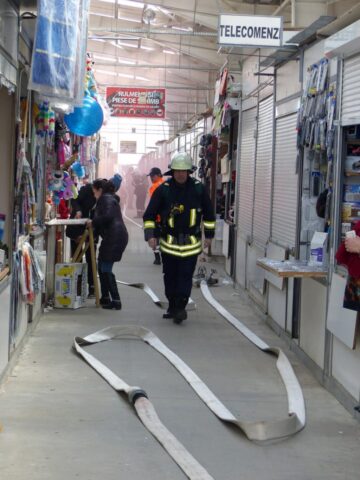 Incendiu cu victime în hala acoperită și explozii pirotehnice, scenariul unei intervenții ISU în bazarul sucevean