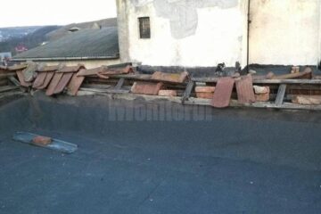 Blocul 148 de pe Calea Burdujeni, din zona magazinului Torino, nu are acoperiș de două luni de zile