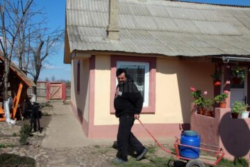 Familia Ciurariu este obligată să-și aducă apa cu bidoanele, după ce proprietarul terenului de sub casă i-a lăsat fără apă
