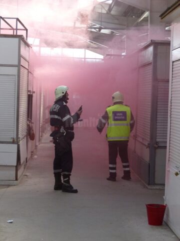 Incendiu a pornit din mijlocul halei acoperite a Bazarului, fiind simulat de explozia unei petarde fumigene