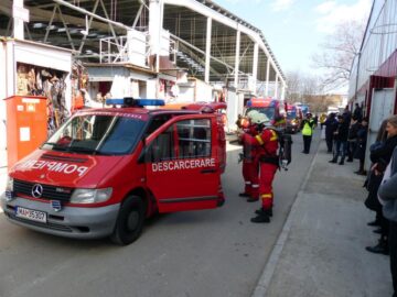 Incendiu cu victime în hala acoperită și explozii pirotehnice, scenariul unei intervenții ISU în bazarul sucevean