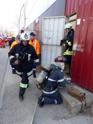 Incendiu cu victime în hala acoperită și explozii pirotehnice, scenariul unei intervenții ISU în bazarul sucevean