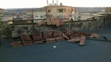Bloc fără acoperiș, pentru că vecinii și asociația refuză să se implice în repararea sa