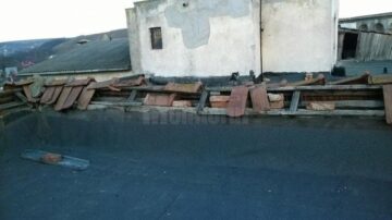 Bloc fără acoperiș, pentru că vecinii și asociația refuză să se implice în repararea sa