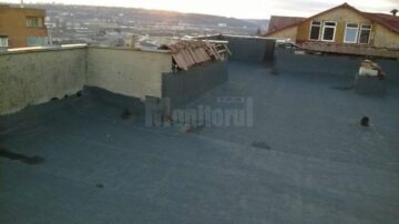 Bloc fără acoperiș, pentru că vecinii și asociația refuză să se implice în repararea sa