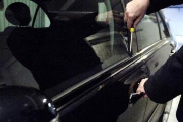 Săptămâna trecută, în interval de două nopți, hoții au forțat zece mașini parcate în Suceava. Foto: ziuadecj.realitatea.net