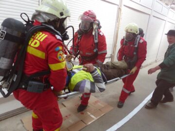 Două victime au fost evacuate de pompieri în urma incendiului simulat