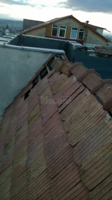 Bloc fără acoperiș, pentru că vecinii și asociația refuză să se implice în repararea sa