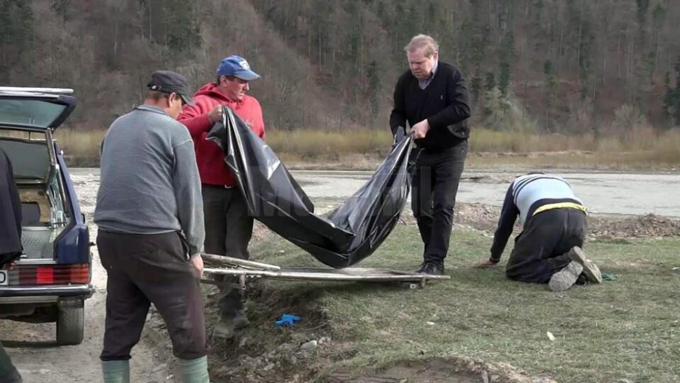 Un copil a murit înecat în râul Moldova, sub ochii altor doi copii