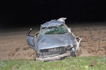 Mașina a plonjat în afara drumului, de la o diferență de nivel de câțiva metri, rostogolindu-se de mai multe ori pe un teren agricol