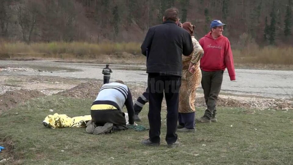 Copilul, Ionuț Cotoc, a fost găsit de pompieri la aproximativ 800 de metri, în aval, de locul unde a fost luat de apă