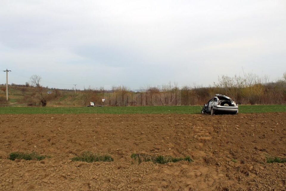 Mașina a plonjat în afara drumului, de la o diferență de nivel de câțiva metri, rostogolindu-se de mai multe ori pe un teren agricol