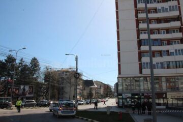 Ieri, la orele prânzului, traficul auto și pietonal din zona centrală a municipiului Suceava a fost blocat parțial pentru aproape jumătate de oră