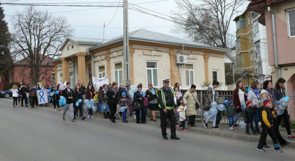 Ziua Internațională de Conștientizare a Autismului, marcată la Fălticeni printr-un marș Ziua Internațională de Conștientizare a Autismului, marcată la Fălticeni printr-un marș