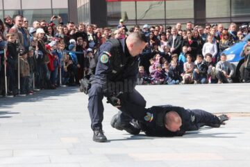 Trupele de intervenție rapidă ale jandarmilor suceveni au arătat și ce trebuie făcut în cazul în care o persoană este atacată pe stradă, inclusiv cu un cuțit sau cu arme de foc