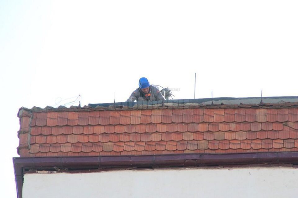 Pe bloc au urcat muncitorii unei firme care astăzi aveau în plan să execute o serie de lucrări la un releu aparținând unei companii de telefonie mobilă, releu amplasat chiar pe acoperișul blocului „Union”