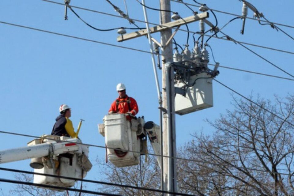 Vântul puternic din seara zilei de 1 aprilie a creat probleme serioase și în alimentarea cu energie electrică - Sursa: redesteptarea.ro