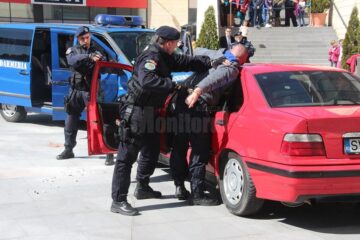 Sute de oameni au privit și aplaudat demonstrațiile jandarmilor suceveni