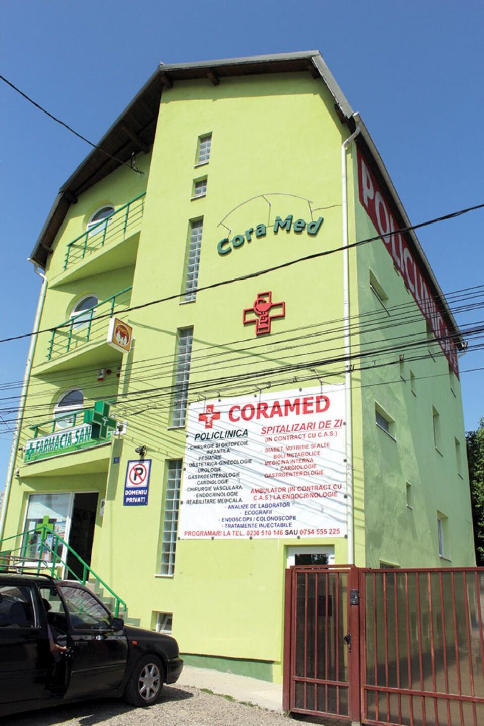 Centrul Medical CoraMed, situat în capătul cartierului Obcini, lângă sensul giratoriu