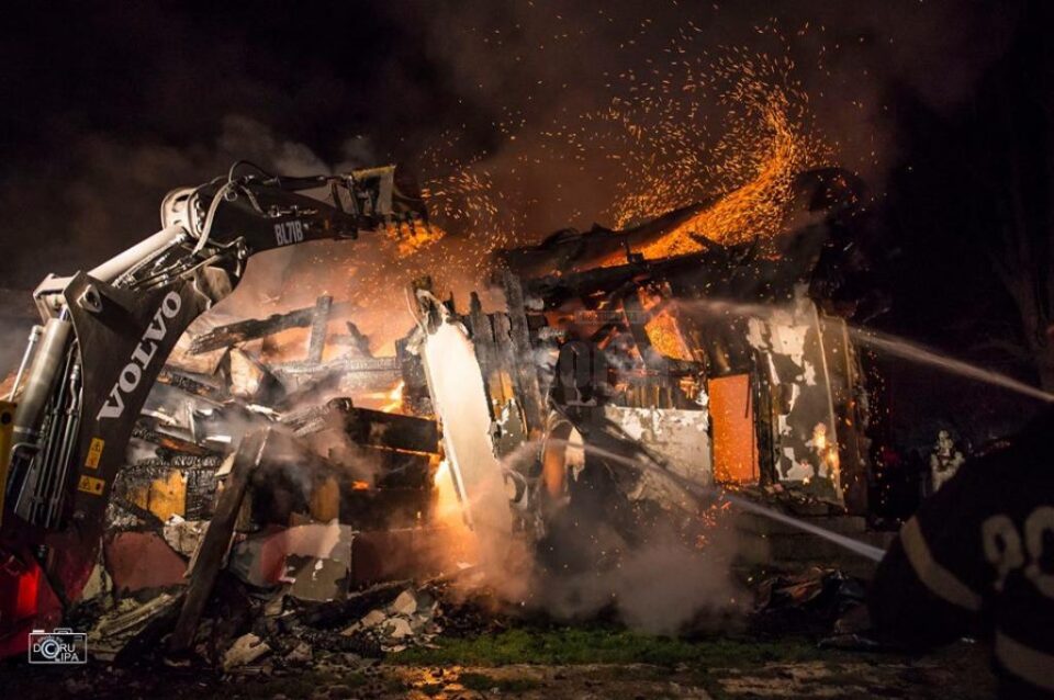 Biserica din Burla, distrusă de un puternic incendiu