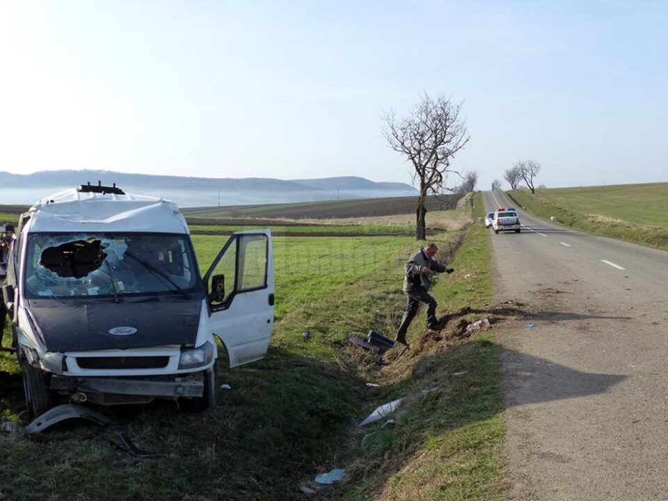 Microbuzul a pătruns pe contrasens și s-a răsturnat la marginea drumului