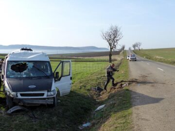 Microbuzul a pătruns pe contrasens și s-a răsturnat la marginea drumului