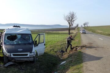 Microbuzul a pătruns pe contrasens și s-a răsturnat la marginea drumului