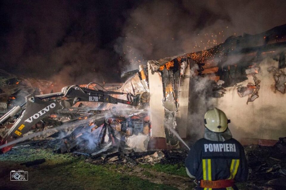 Biserica din Burla, distrusă de un puternic incendiu