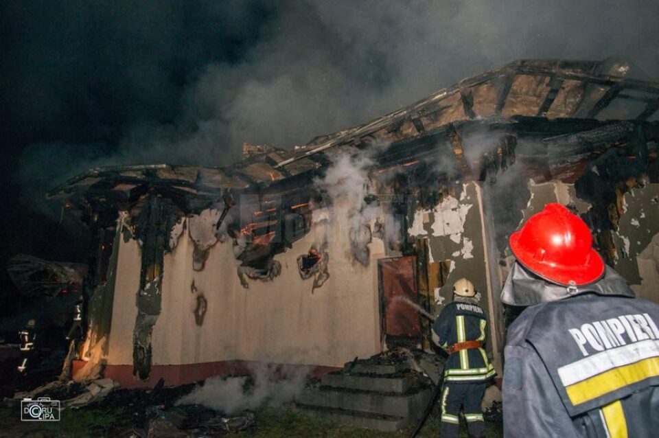 Biserica din Burla, distrusă de un puternic incendiu