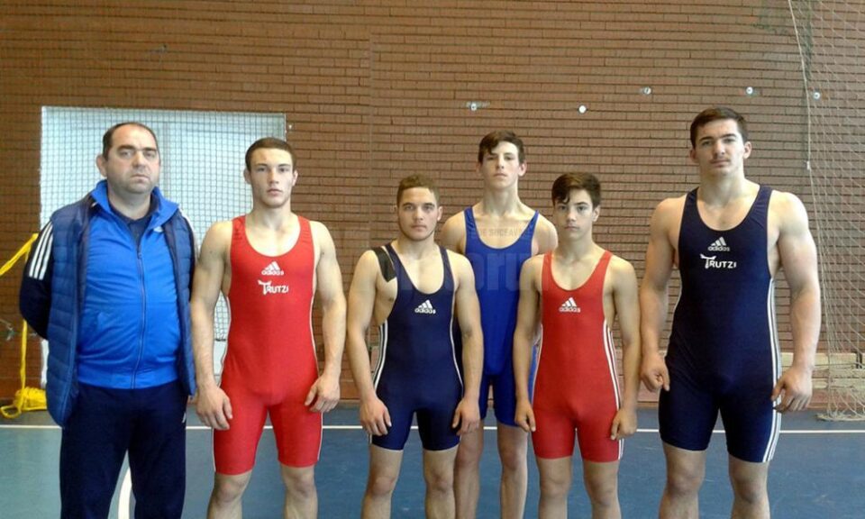 Cei cinci sportivi de la LPS Suceava, calificați la faza finală a ONSȘ, alături de antrenorul Valerică Gherasim