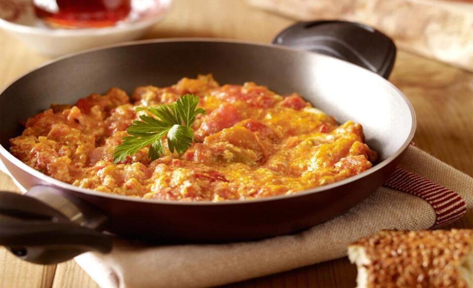Menemen (scrob turcesc cu legume). Foto: turkishfoodandrecipes.com