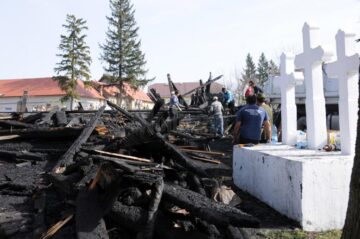 Din biserica veche de peste 150 de ani a rămas doar scrumul