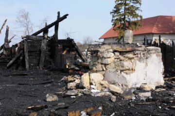 Altarul de piatră al bisericii cu inscripția anului construcției a rămas în mijlocul ruinelor