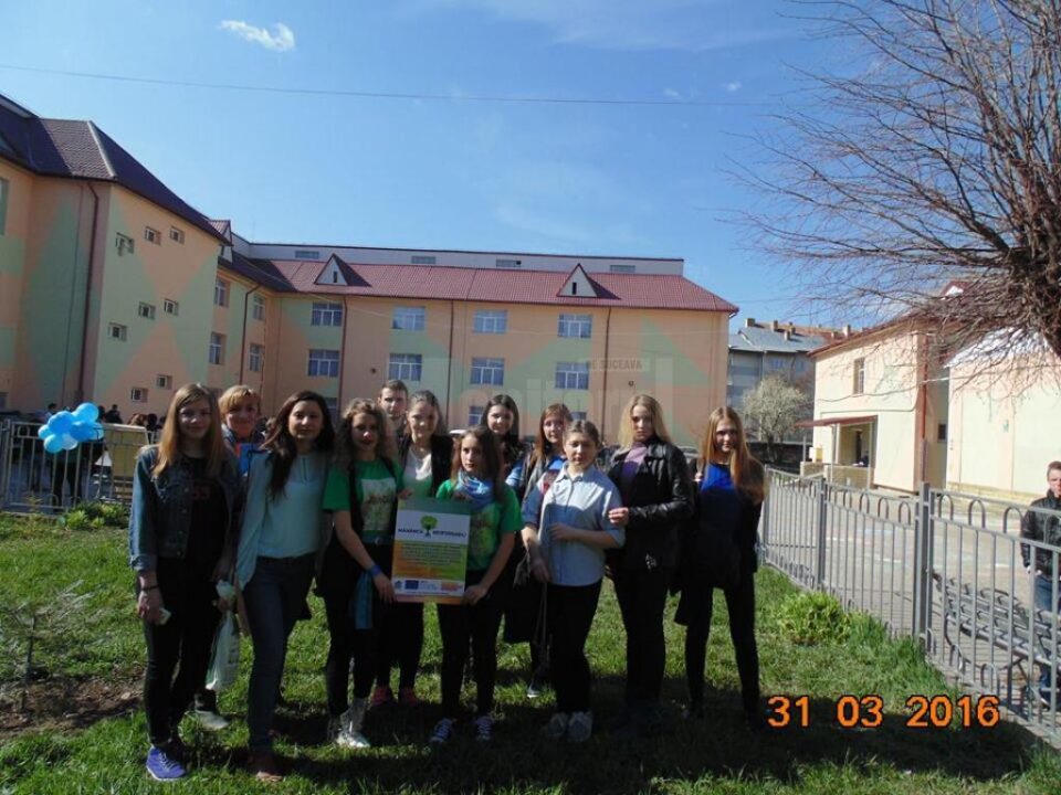 Expoziții de pictură și desene pe asfalt realizate de copii cu nevoie speciale, la Centrul Școlar Suceava