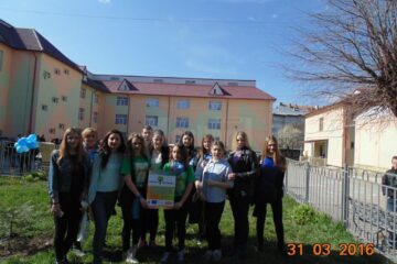 Expoziții de pictură și desene pe asfalt realizate de copii cu nevoie speciale, la Centrul Școlar Suceava