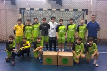 Echipa de handbal juniori IV CSU Suceava, alături de profesorul Vasile Boca