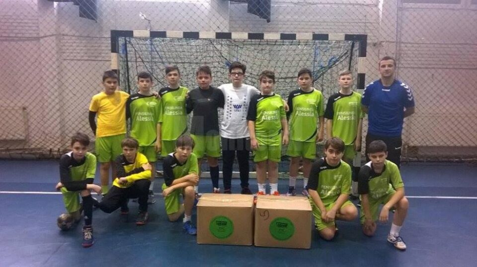 Echipa de handbal juniori IV CSU Suceava, alături de profesorul Vasile Boca