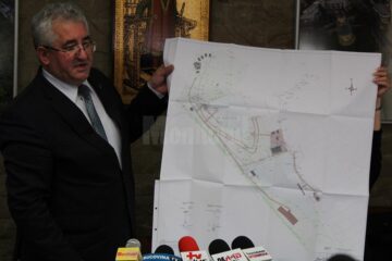 Primarul Sucevei, Ion Lungu, prezentând planșa zonei de agrement de la baza dealului Tătărași